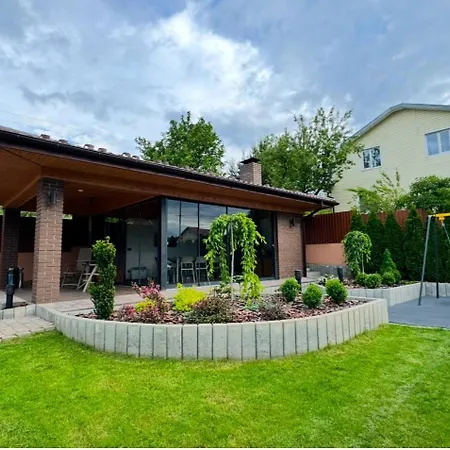 у східниці Дом отдыха Сходница