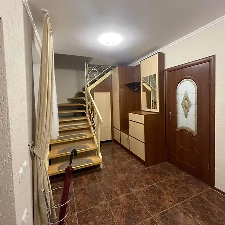 у східниці Сходница