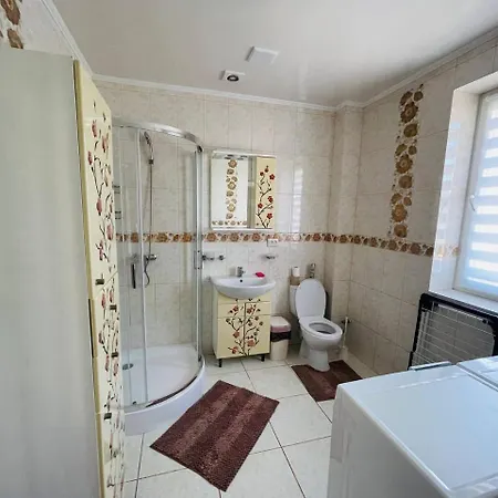 у східниці Дом отдыха Сходница